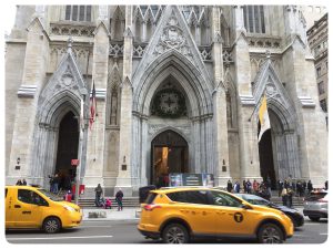 vue extérieure cathédrale saint patrick avec des taxis dans la rue
