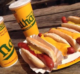 Manger un hot dog à New York